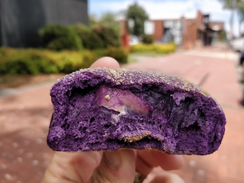 Pandesal de queso con ube | Foto: Flickr