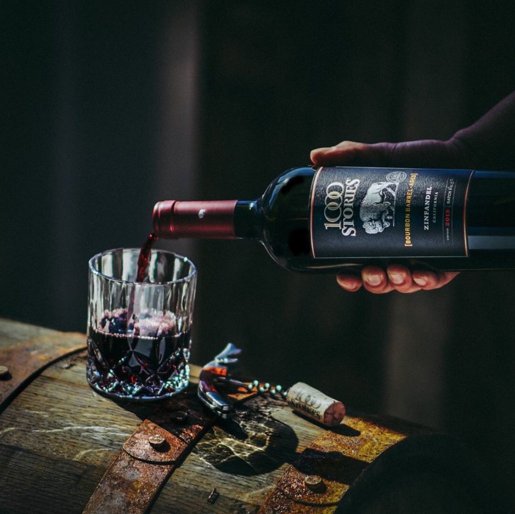 mano sirviendo botella de vino 1000 stories 