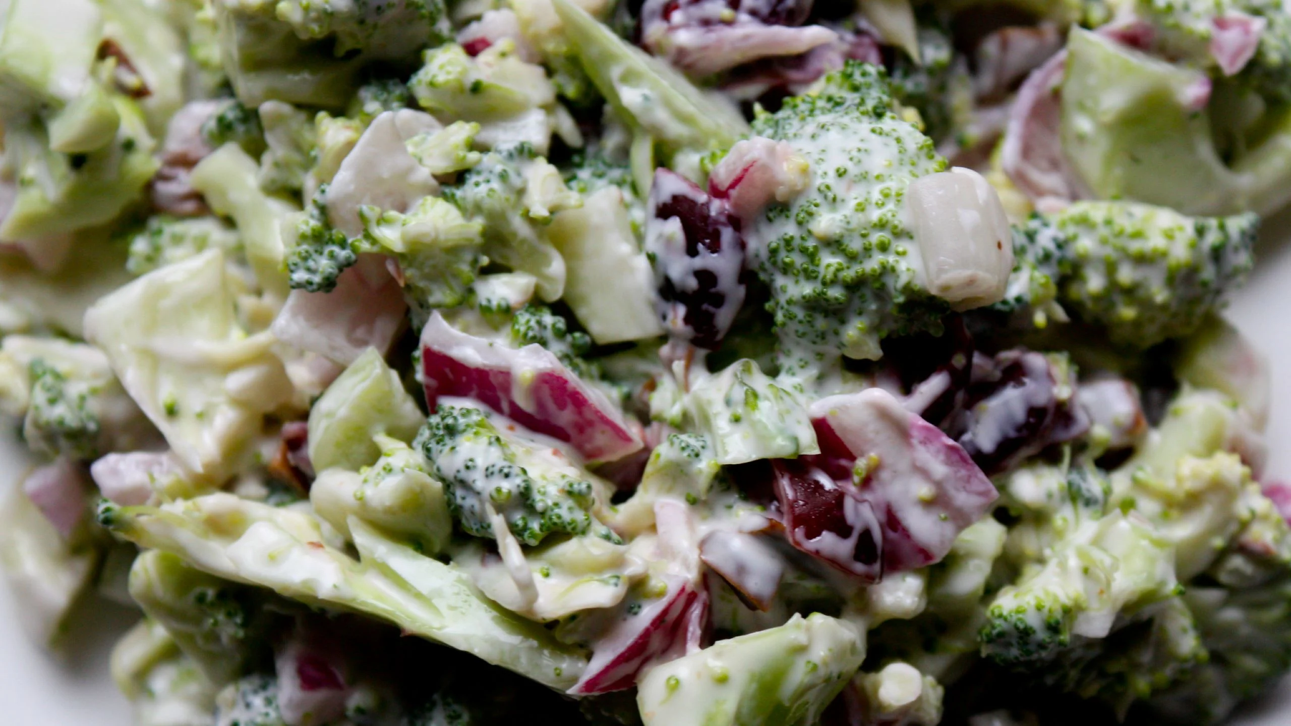 Esta ensalada de brócoli es todo lo que queremos comer en primavera