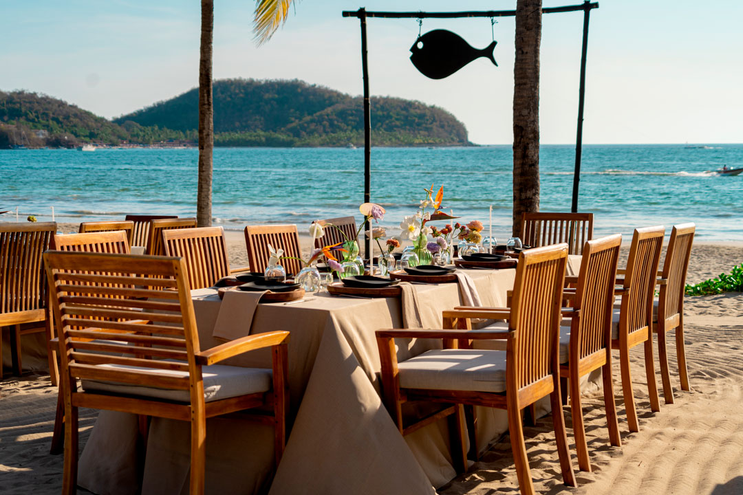 Mesa frente al mar en el hotel Thompson Zihuatanejo