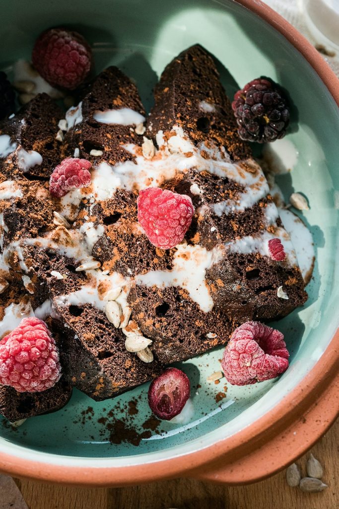 brownie keto con frambuesas