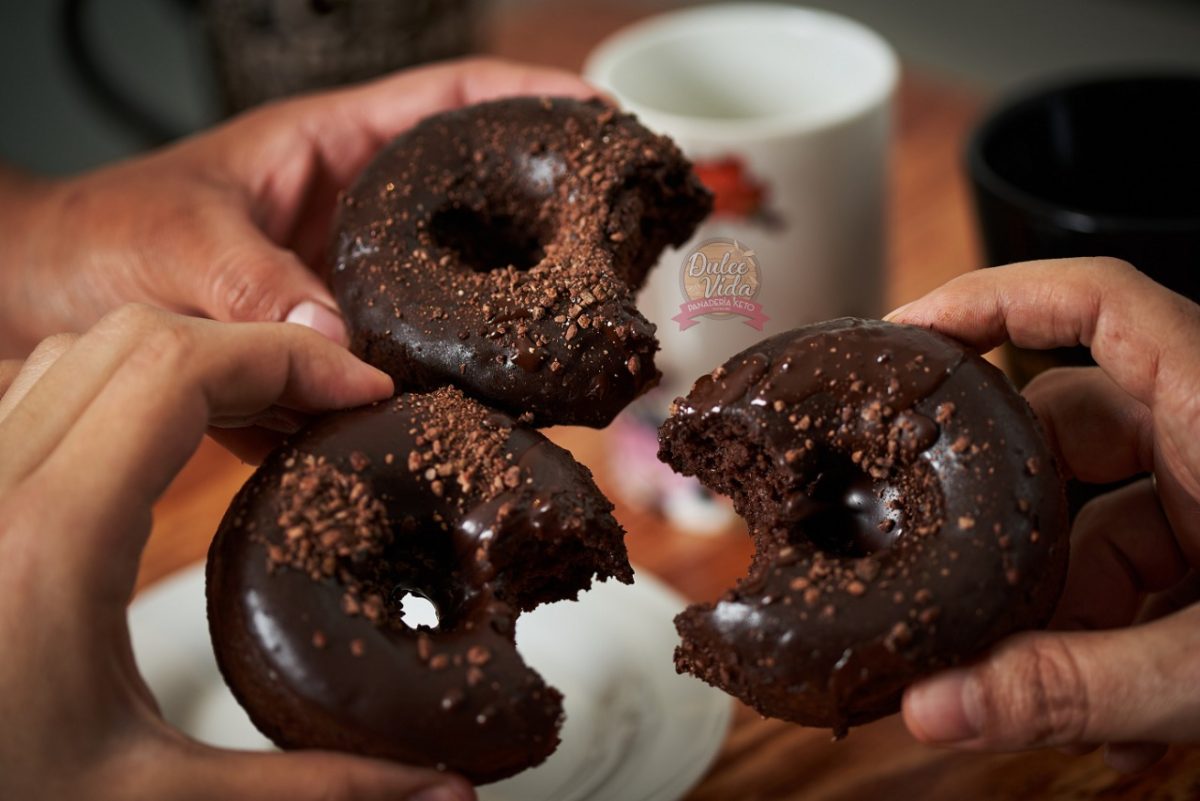 donas de chocolate keto de Dulce Vida panadería