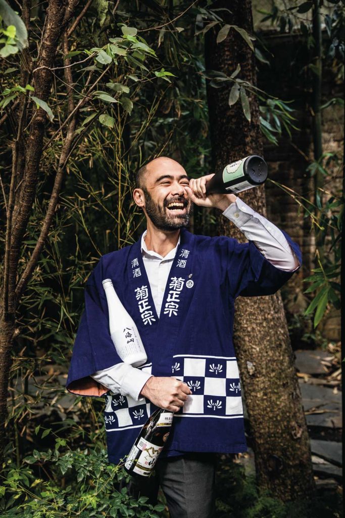El sake sommelier Isao Kiyota en la terraza del restaurante Umai, en la colonia Roma