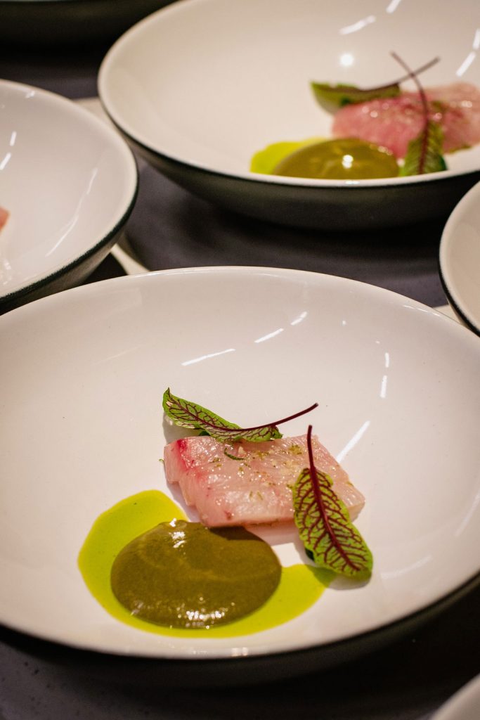 Jurel con mole verde y quelites