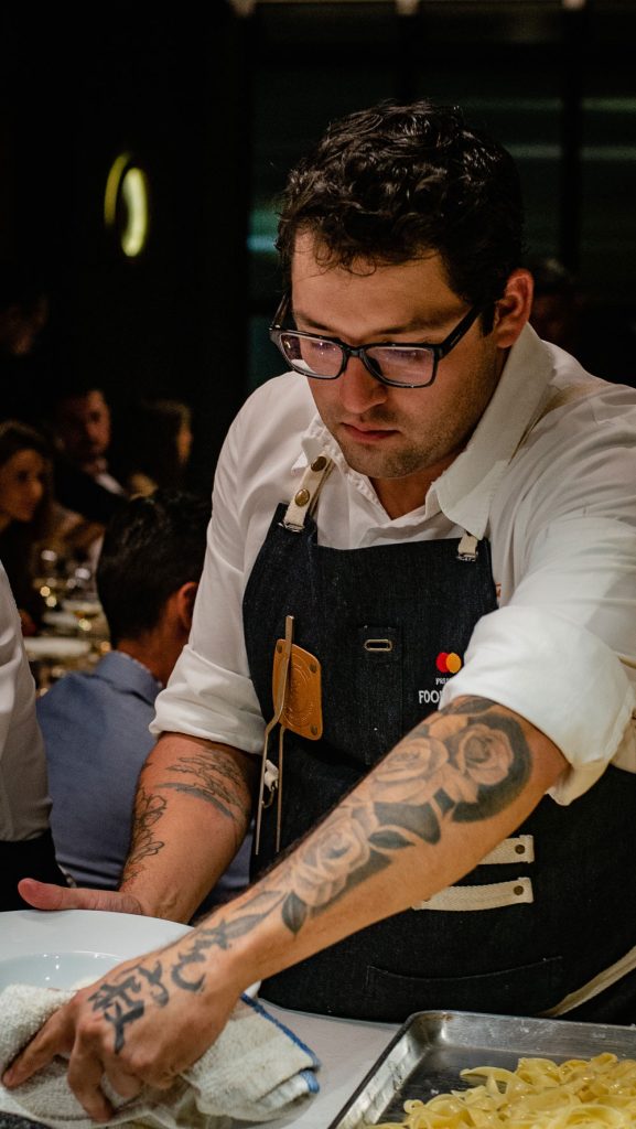 Chef Odín Rocha cocinando en Food & Wine Table 