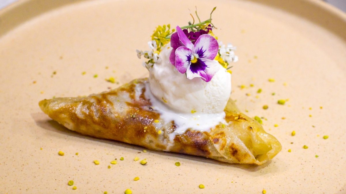Katmer elaborado con pasta philo, praliné de pistacho y helado de mascarpone