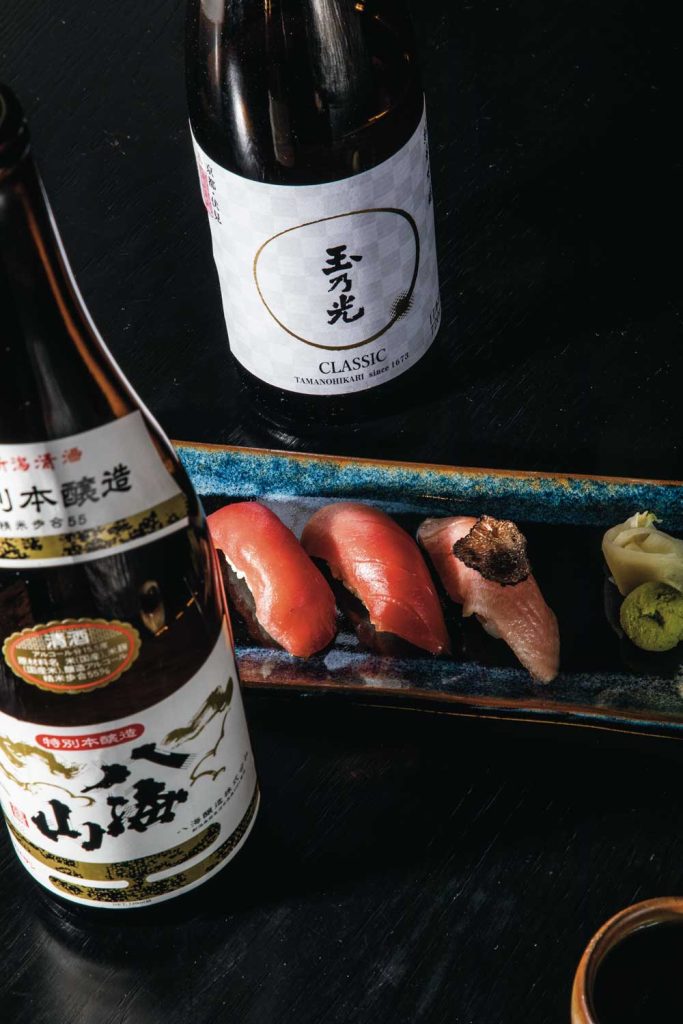Sakes Hakkaisan Tokubetsu Honjozo y Tamano Hikari Classic, acompañados de nigiris