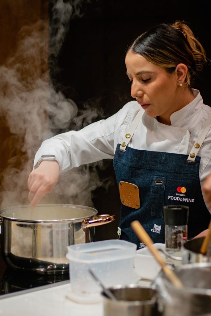 Chef Zuleyma Zepeda cocinando en Food & Wine Table