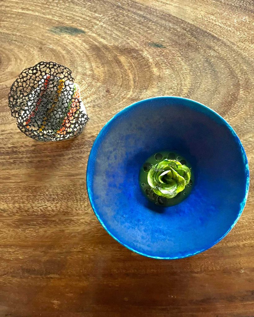 Aguachile de nopal, pepino y rábanos curados en sal, aceite de lemon grass y tostadita de chilmole.