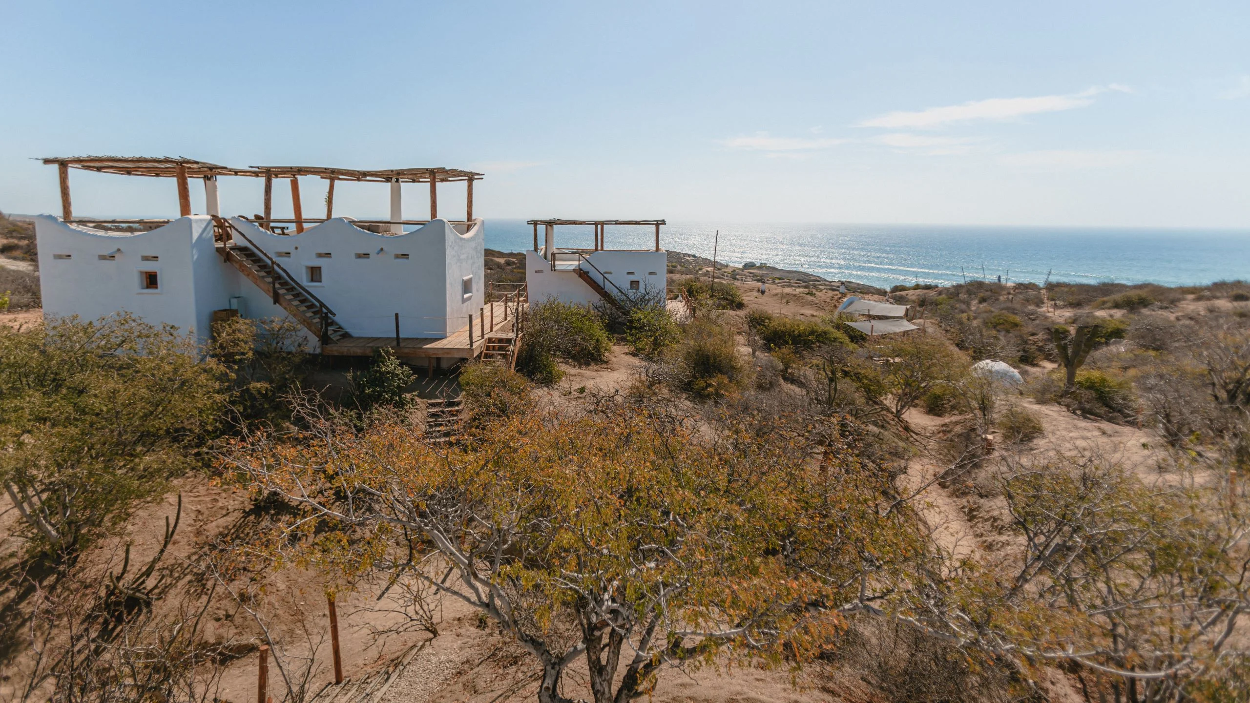 Crónica de los placeres: El paraíso a la mano, The White Lodge