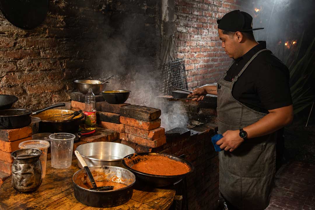 Chef Alex Reyna cocinando en Barra California Sur