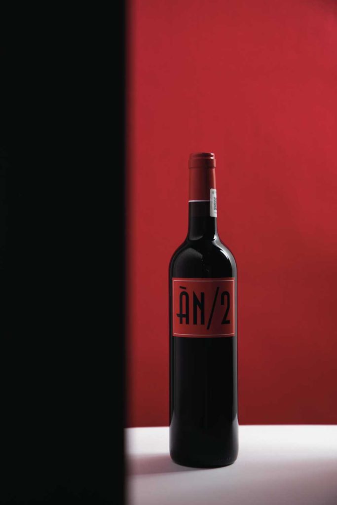 El tinto 2020 de An2 se elaboró con 60% callet, 20% mantonegro y fogoneu y el resto de una mezcla de otras uvas, intentando mantener el carácter de las variedades locales