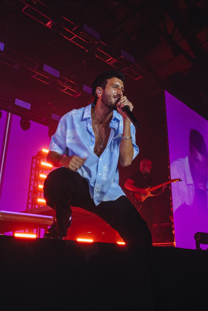  Sebastián Yatra en el concierto para anunciar que Flor de Caña llegó a su meta de sembrar 1 millón de árboles para la campaña "Juntos por un futuro más verde"