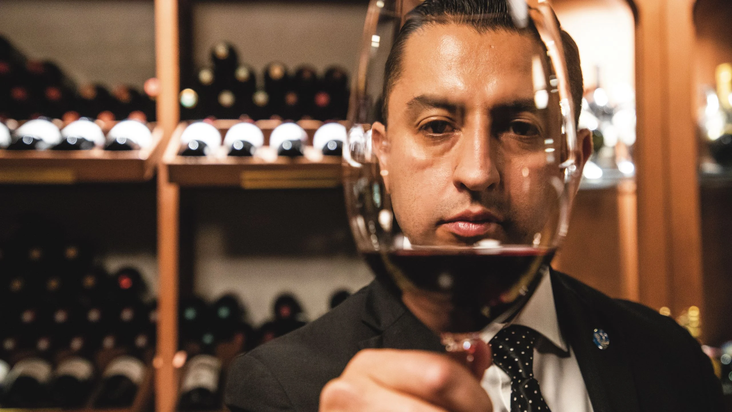 Luis Morones: el sommelier de una de las cavas más grandes de Latinoamérica