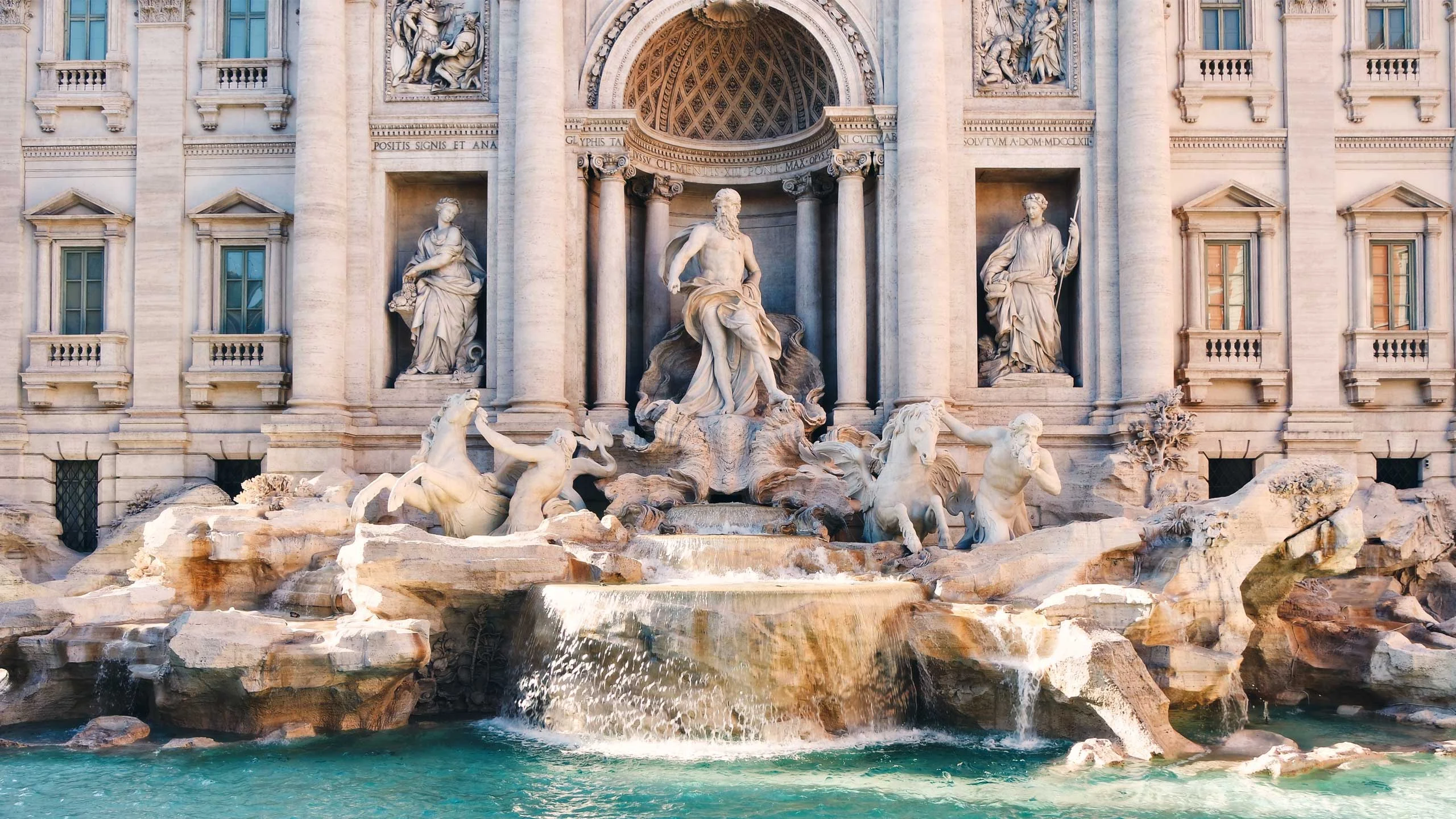 Turista escala la Fontana di Trevi para llenar su botella de agua y rompe las reglas