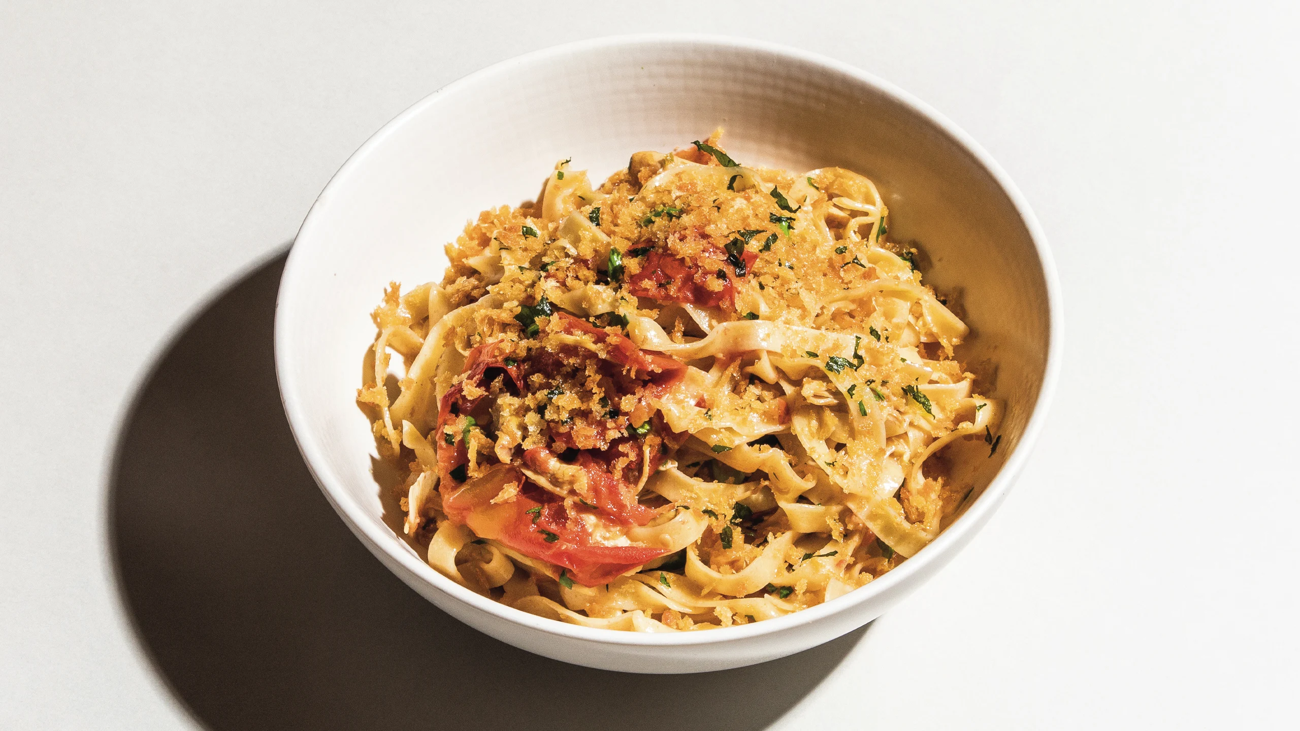 Receta: Tagliatelle con pollo braseado y jitomate confitado