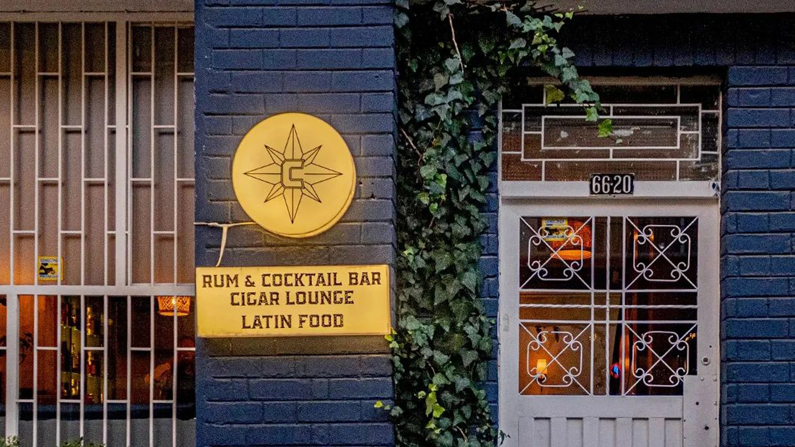 Este bar colombiano apuesta por la cultura del ron, el tabaco y la salsa
