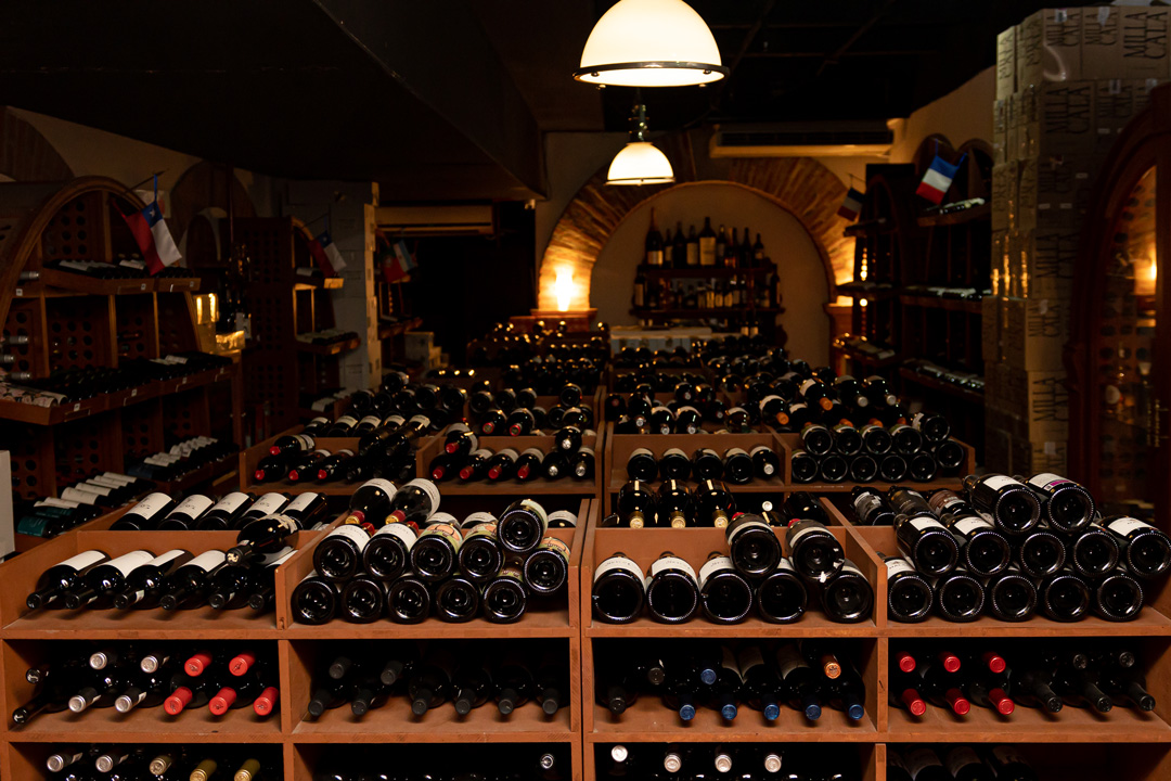 La cava del Hotel Presidente Intercontinental alberga 50 mil botellas distribuidas entre ms de 2500 etiquetas