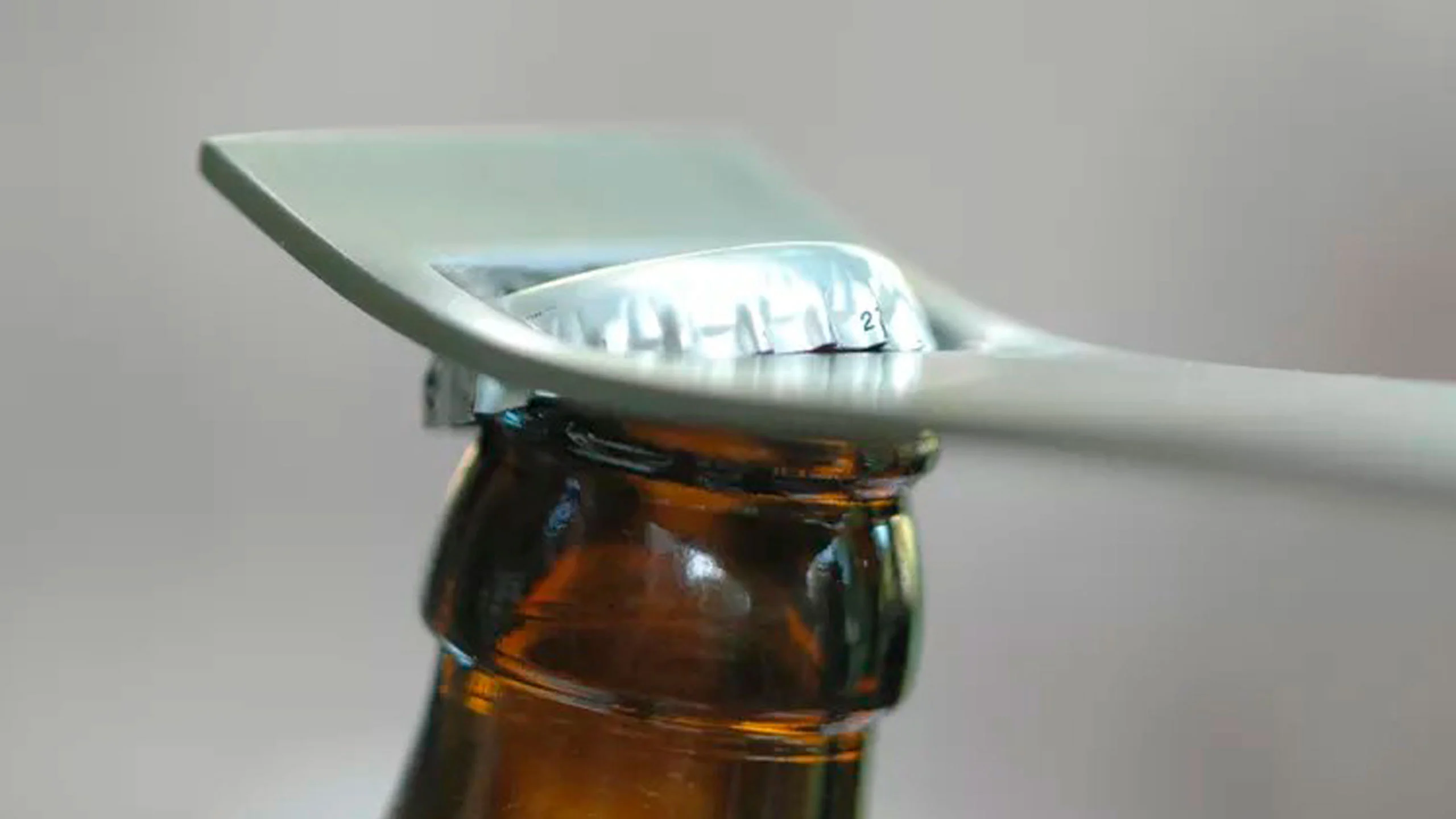 5 formas sencillas para abrir una cerveza según Tiktokers