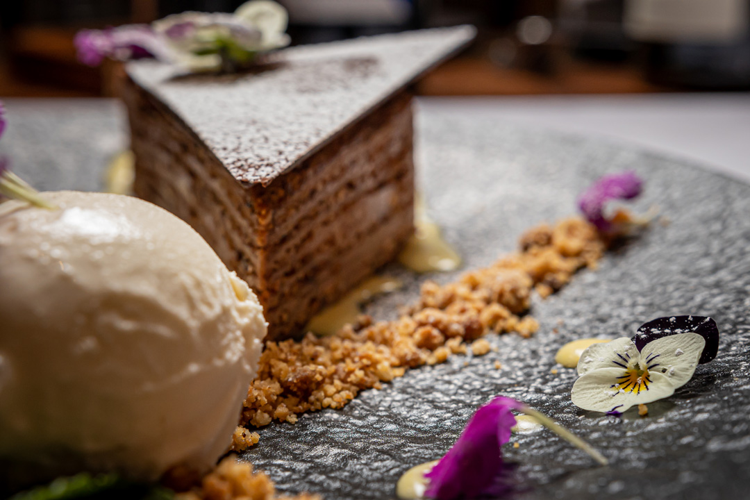 Crujiente de avellana con helado de vainilla
