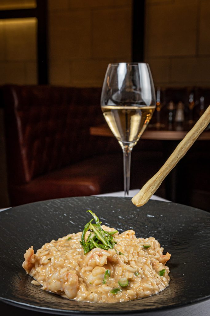 Risotto de camarones acompañado de espárragos en hilo y cocinado con ron
