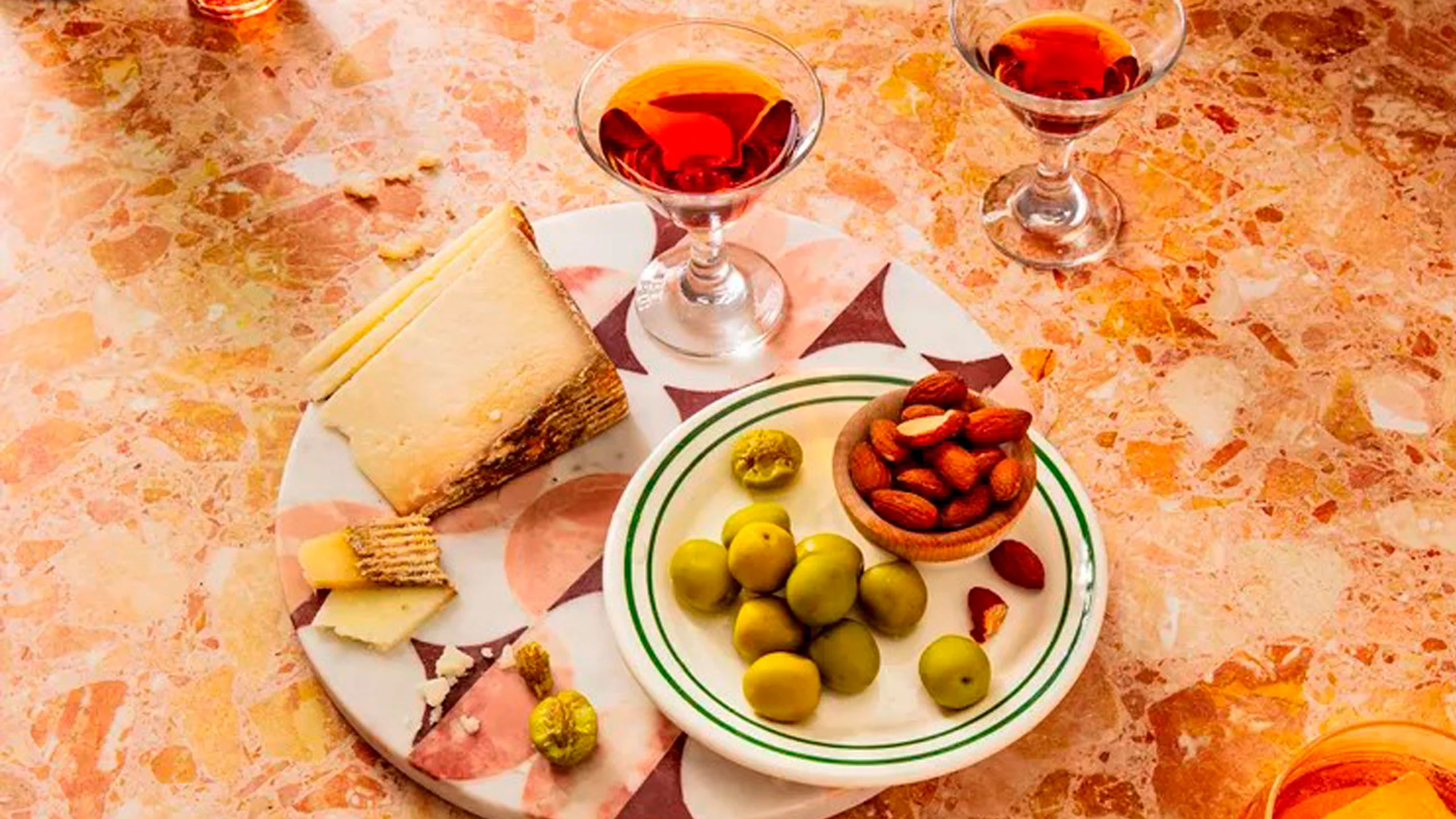 Impresiona a tus invitados con maridajes de aperitivos y cocteles que se preparan en 15 minutos