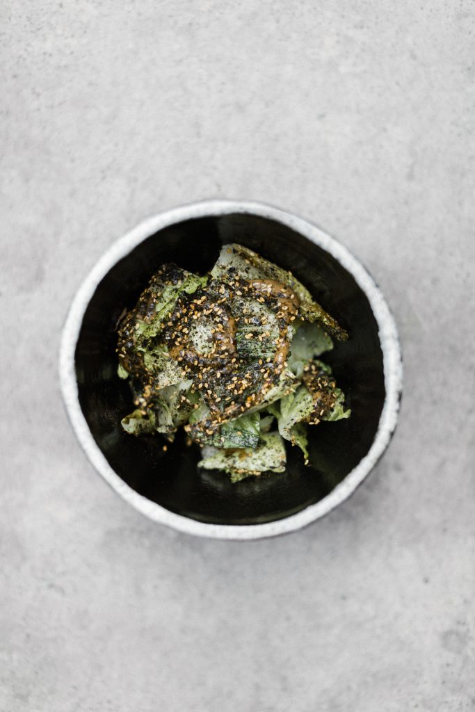 Malix ensalada al grill con ajo negro y furikake casero