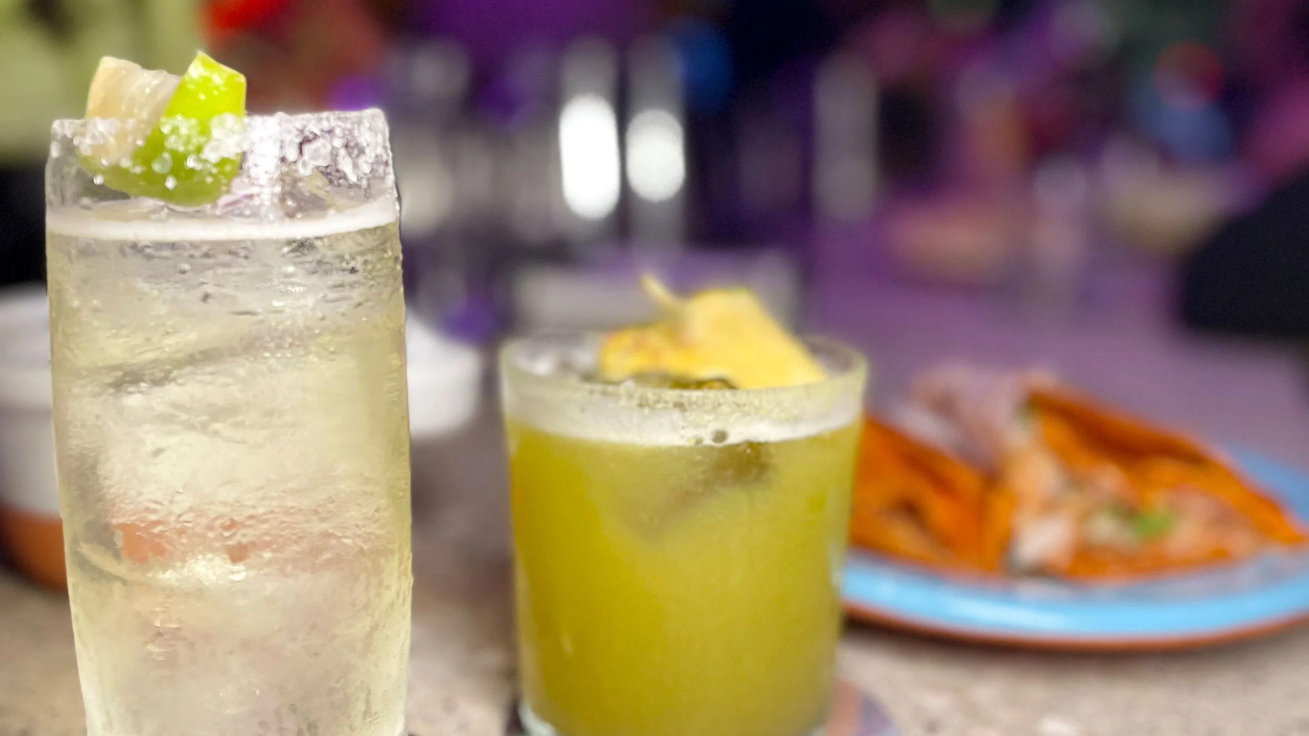 Cocteles muy mexicanos con tequila, chile, cilantro y sin cebolla por favor