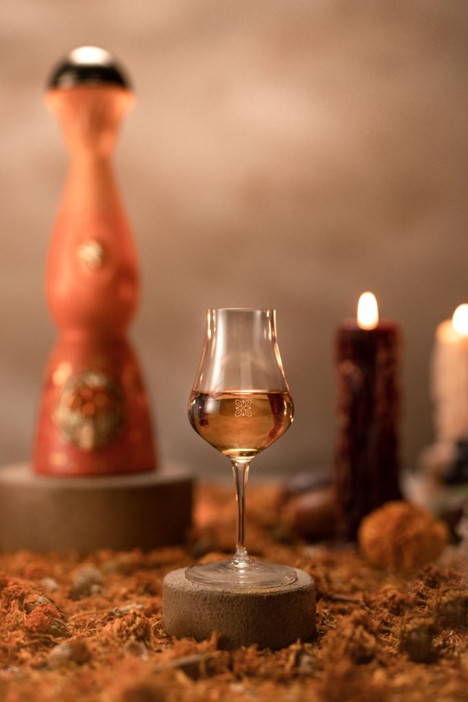 La maestra destiladora Viridiana Tinoco creó un aromático tequila añejo madurado 25 meses en barricas de whiskey americano y terminado en barricas de armañac.