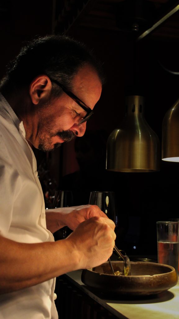 Chef Benito Molina cocinando en Madereros 