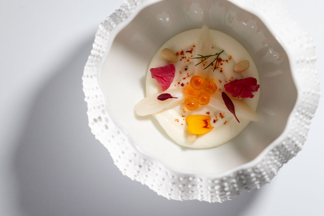 Gelée de moluscos con coliflor al vinagre de Chardonnay, su crema y láminas de navaja
