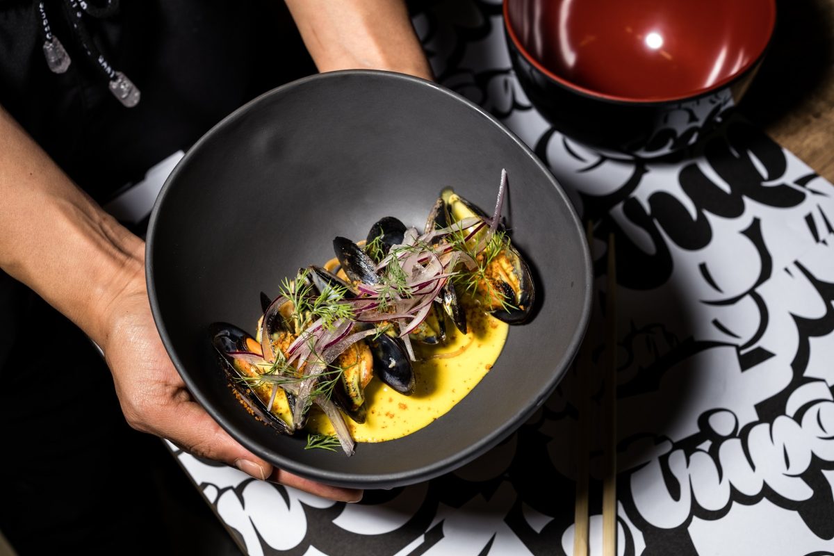 Ceviche caliente de mejillones al wok