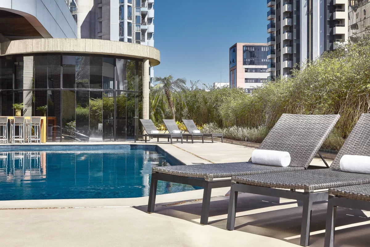 vista de la piscina del hotel Renaissance São Paulo