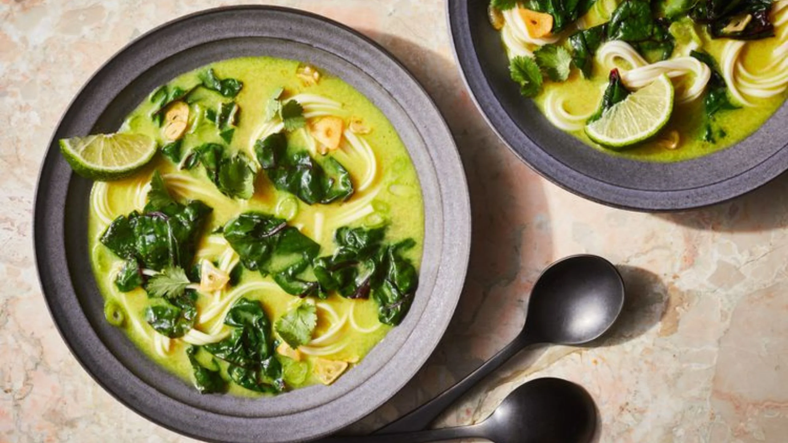 La sopa de fideos con jengibre y cúrcuma perfecta para estos días 