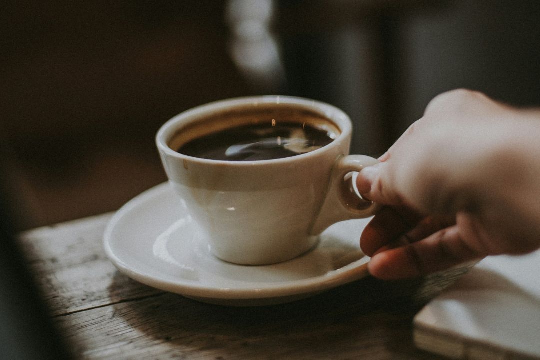 ¿El café descafeinado realmente es libre de cafeína?