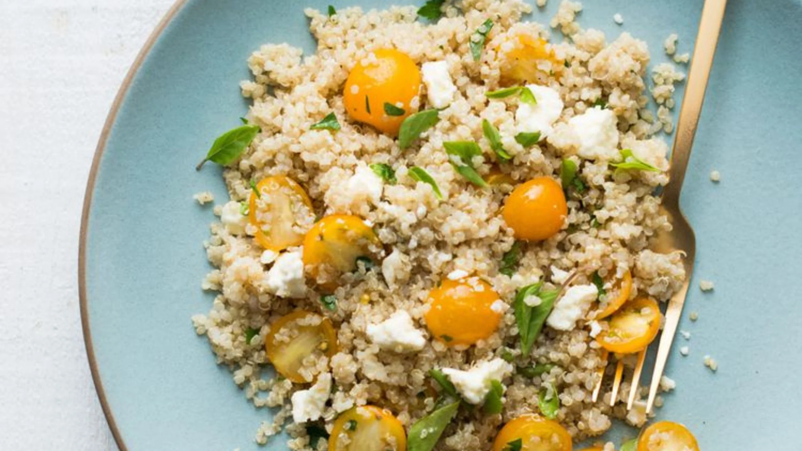 Ensalada mediterránea de quinoa con queso feta 