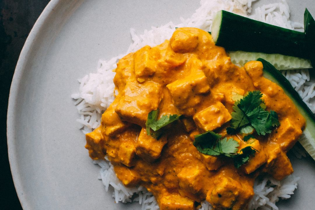 Este 12 de enero es el Día del Pollo al Curry, y qué mejor que celebrarlo explotando al máximo de sabores con una rica copa de vino.