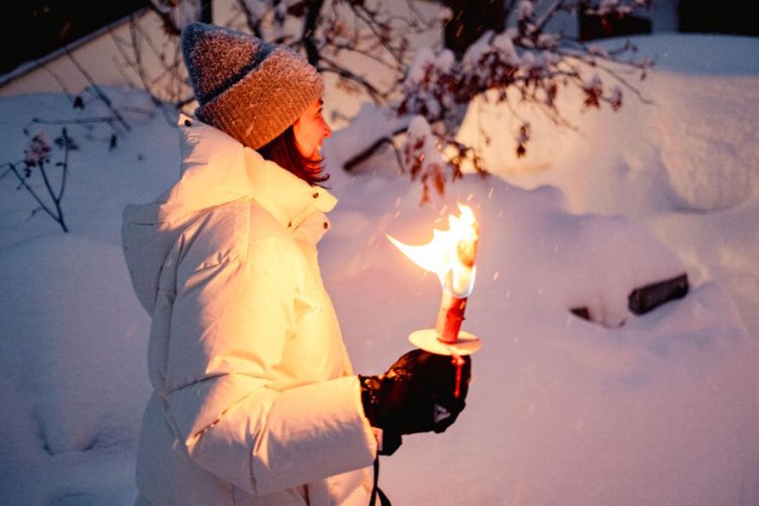 Una caminata a medianoche por la nieve para catar vino y queso