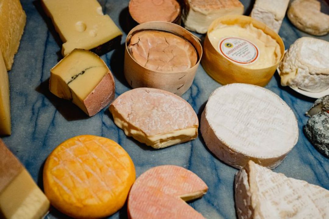 Una caminata a medianoche por la nieve para catar vino y queso