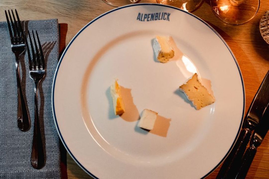 Una caminata a medianoche por la nieve para catar vino y queso
