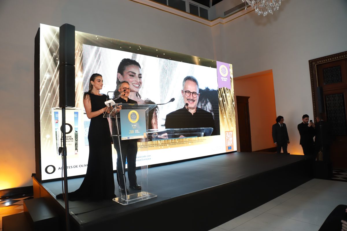 Miguel Conde y Estefanía Ahumada fueron los presentadores de los World Olive Oil Awards Saborea la Vida