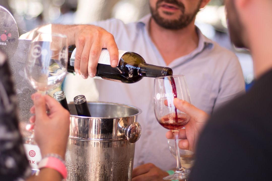 Que este 2024 sea el año que disfrutas al máximo todo lo que Baja California ofrece. Si eres un apasionado de la comida, bebida y los sabores inigualables no te puedes perder todos los eventos que te esperan este año en La Baja. Aquí te dejamos en orden los festivales, celebraciones y mejores temporadas para visitar este estado tan mágico. Ensenada Beer Fest ¿Cuándo? 22 y 23 marzo 2024¿Dónde? Ensenada, Baja California. En su 13va edición el festival cervecero más importante de México reúne lo mejor de la cerveza artesanal nacional y extranjera. Disfruta de maridajes gourmet y un ambiente festivo único. Fiestas de la Vendimia ¿Cuándo? 27 de julio al 18 de agosto 2024¿Dónde? Distintas localidades de los siete valles vitivinícolas y en Ensenada. Las cuatro semanas de celebración después de la cosecha anual de uva. Se realizan catas, maridajes, conferencias, conciertos, visitas enológicas y muchas actividades para toda la familia. Este año en las XXXIV Fiestas de la Vendimia se llevará a cabo el Salón del Vino y Cata Profesional el 31 de julio. Una experiencia exclusiva para profesionales del vino con degustaciones de etiquetas premium y muestras gastronómicas de restaurantes reconocidos.