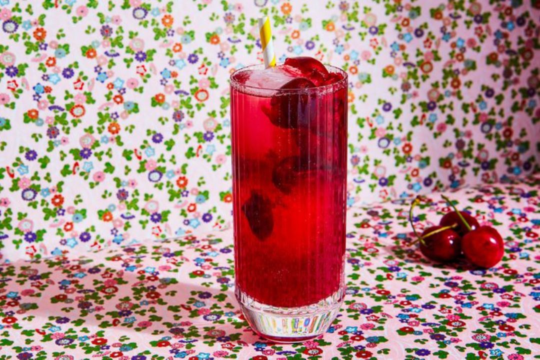 Tres cocteles rojos y con cereza para este San Valentín
