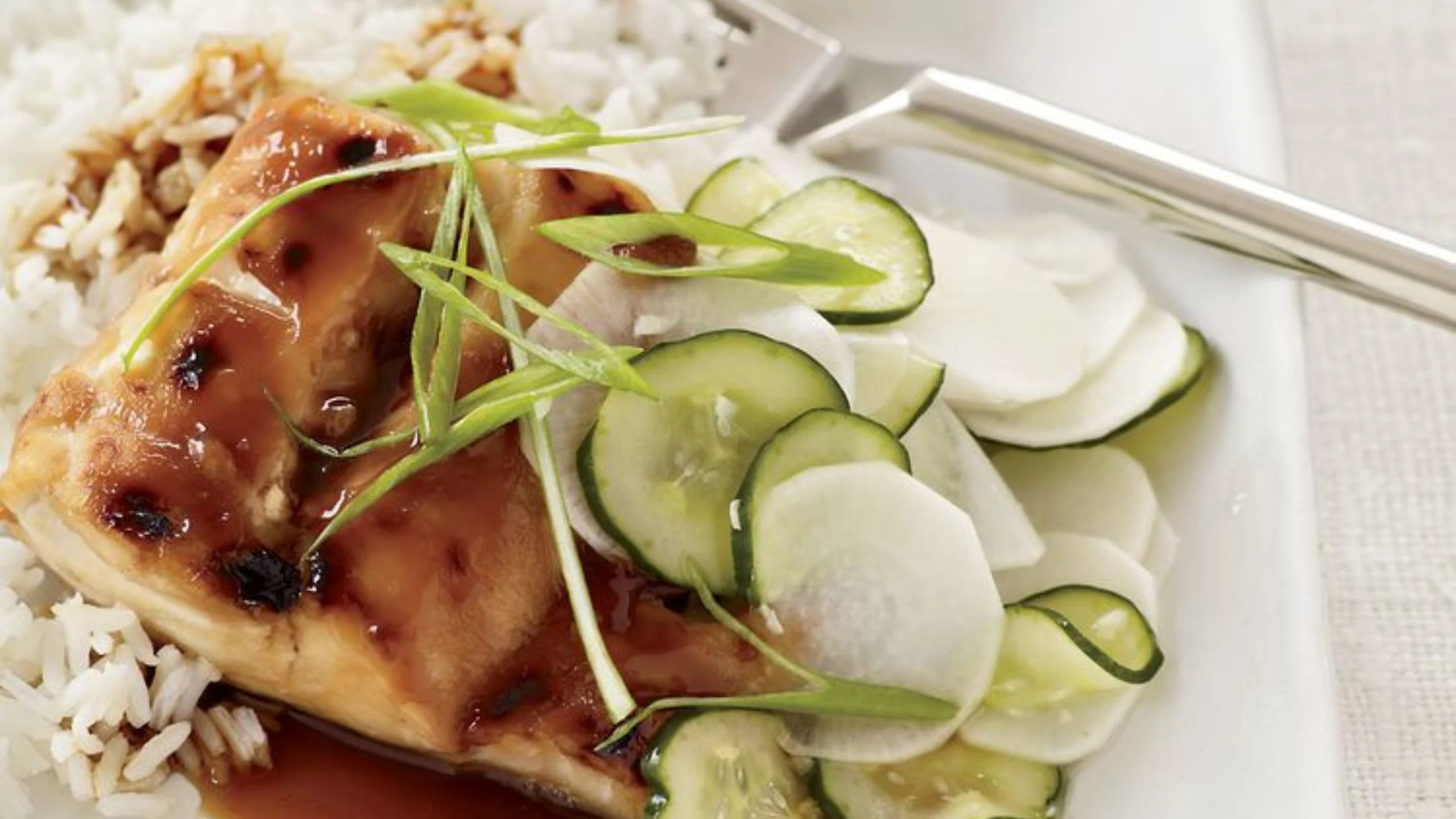 Para la cuaresma, pescado Teriyaki con pepinos agridulces