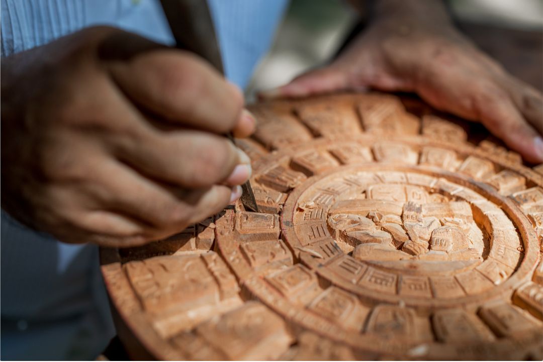 La Feria Xcaret de Arte Popular Mexicano es una gran oportunidad para conocer más sobre el arte autóctono, conectar con los artistas detrás de cada pieza y contribuir a su permanencia. Grupo Xcaret se encargará de conectar a los artesanos con perfiles que aprecien y valoren su trabajo, con esto en mente, la compra y venta de piezas durante la feria es completamente sin intermediarios. Los maestros artesanos no pagan ningún tipo de inscripción y se llevan el 100% de las ventas generadas por su obra. Además, recibirán capacitación legal, financiera y de tecnología para darles las herramientas para amplificar sus ventas. Dentro de la Feria se llevará a cabo una premiación para las mejores creaciones. Se entregará una bolsa de casi un millón de pesos para los tres primeros lugares en las categorías: cerámica, textil, madera, varios y menciones honoríficas.