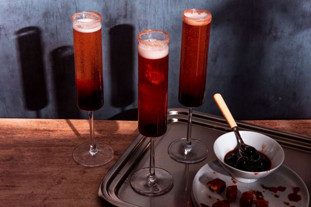 Tres cocteles rojos y con cereza para este San Valentín