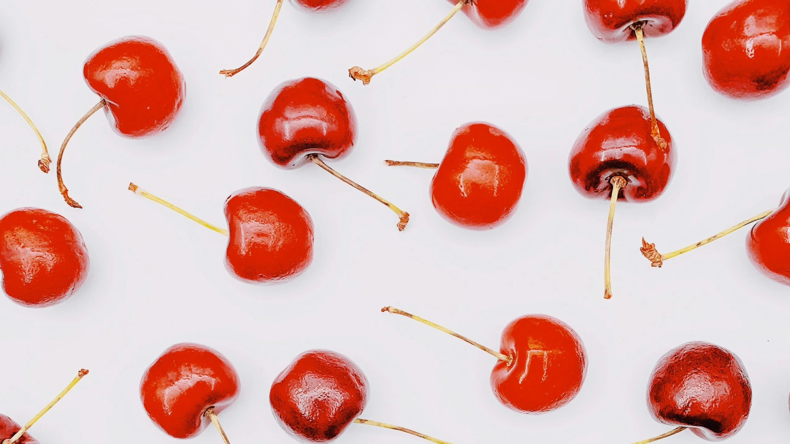 Tres cocteles rojos con cereza para San Valentín