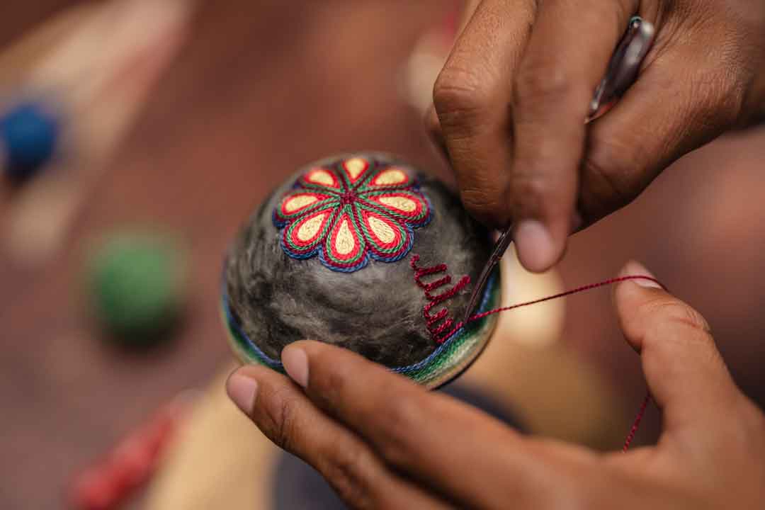 El tapón está hecho a mano por artesanos mexicanos con una técnica de aplicado de estambre de colores. | Foto: Cortesía