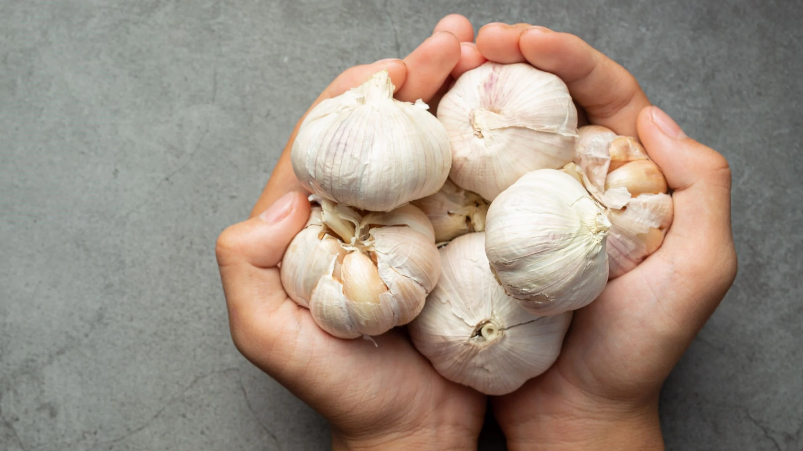 Cómo se quita el olor de ajo de las manos