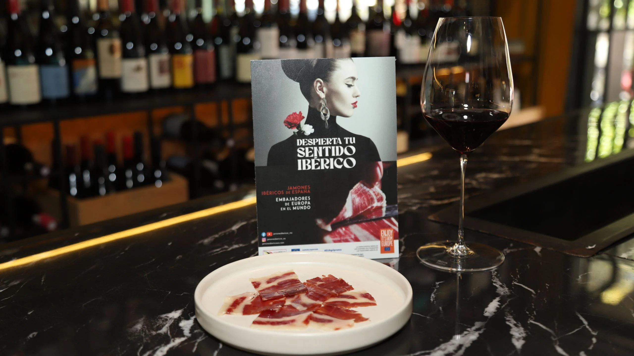 Disfruta del mejor jamón ibérico y una copa de vino con esta ruta